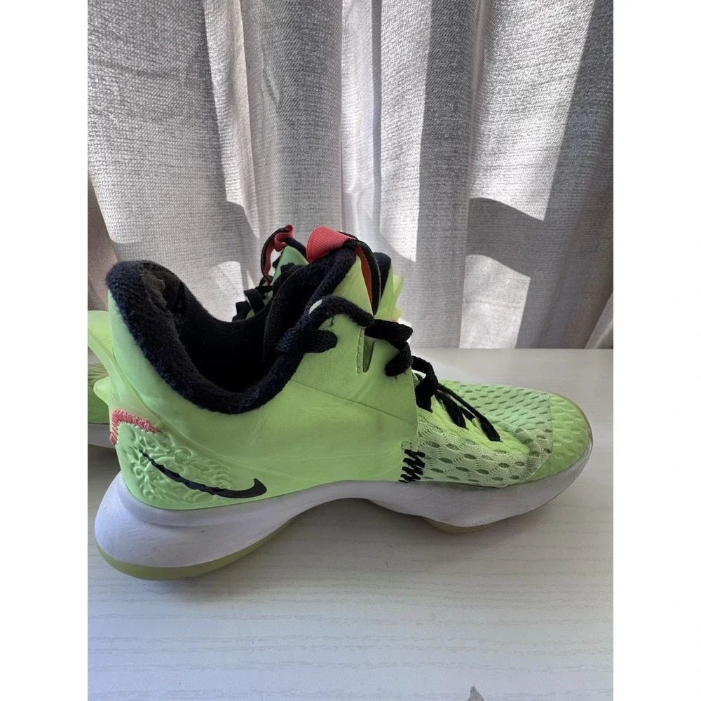 Nike LeBron Witness 5 Grinch‎ Green Basketball Shoes Men's Size 8 Performance